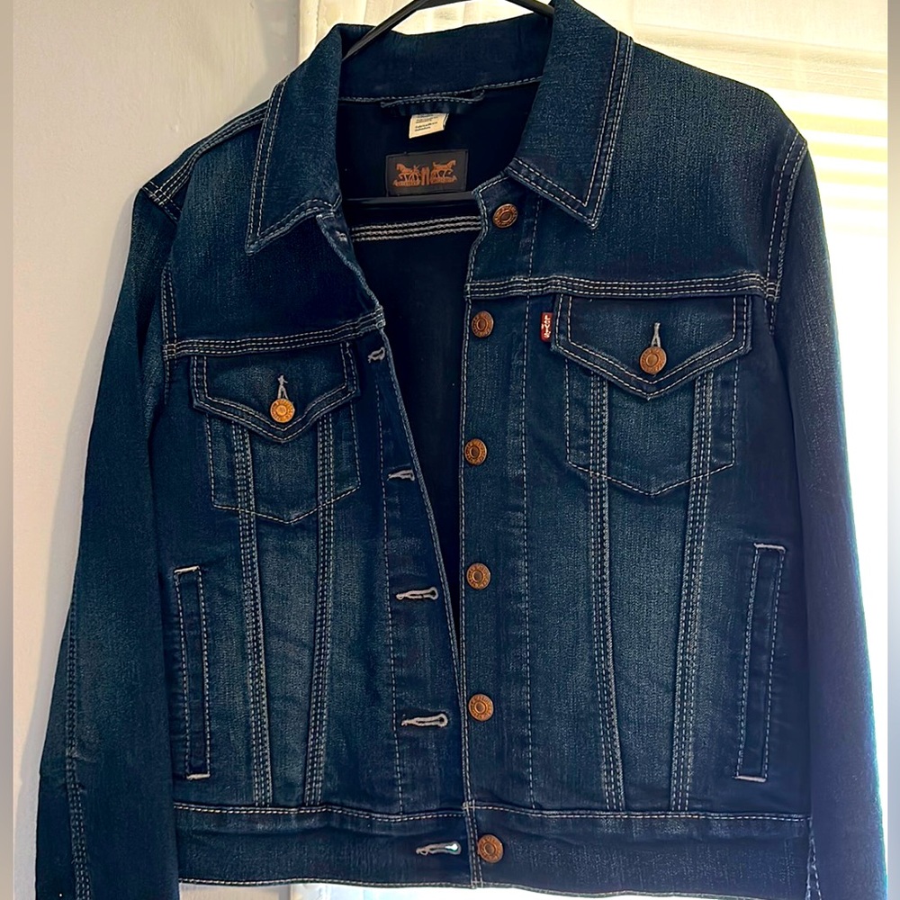Levi’s women’s Jean jacket size Large dark navy